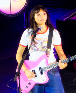 beabadoobee playing the guitar at a concert